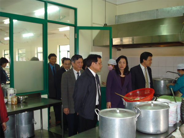 Trường Tiểu học Lê Quý Đôn có một hệ thống bếp, nhà ăn hiện đại, rộng và thoáng mát, đáp ứng đầy đủ về an toàn vệ sinh
