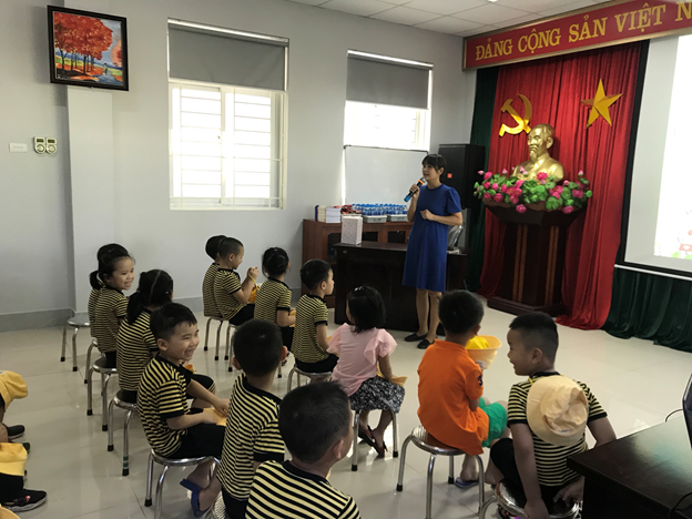 Trường Tiểu học Lê Quý Đôn chào đón các con học sinh trường Mầm non Vườn Ong đến thăm trường.